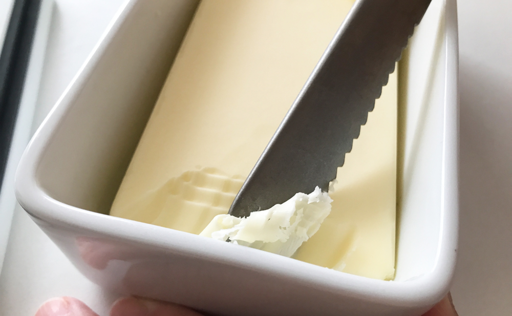 スプレッドザットのバターナイフでバターを切ると、柔らかくなって切りやすいです。